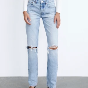 Blåa jeans med slitningar  - Säljer helt oanvända jeans från Zara. Sitter jättefint men är tyvärr för korta för mig. Köpt i storleken 38 men skulle tro att den passar folk med storlek 36❤️ 