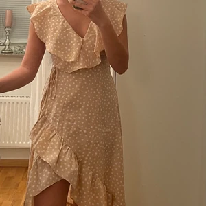 Fin klänning  - En väldigt fin klänning använd endast 1 gång😍! Fina detaljer och passform dock lite för stor för mig vid brösten🥺 dröm klånning till sommarn🙏 (köparen står för frakt)💕