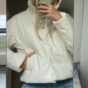 Vitt skinn Puffer  - Supersnygg pufferjacket i toppskick! Vit och i skinnmaterial Från nakd i strl 36. Varm och skön på höst och vinter! Hör av dig vid intresse eller frågor☺️❄️