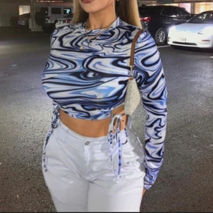 Shein tröja - Säljer denna coola tröja som tyvärr inte kommer till användning längre och knappt är använd. Skriv vid intresse!🥰