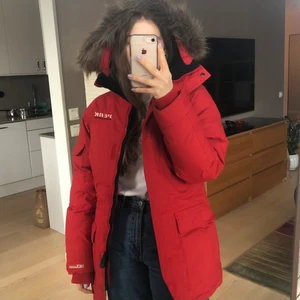 Peak Performance-vinterjacka  - Knappt använd varm vinterjacka från Peak Performance i bra skick! Perfekt nu när kylan kommer. Jackan är väldigt tjock, men relativt liten i storlek. Pris kan diskuteras vid intresse. Kan mötas i Stockholm eller så står köparen för frakt!