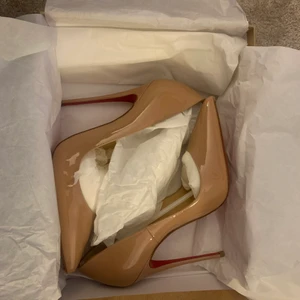 Louboutin storlek 37 - Louboutin skor, köpt från Köpenhamn 23/5-2019  Använt 2-3 gånger. Skosulan är lite slitna på båda men louboutin kan fixa det.  Storlek 37. Har skrivit gratis frakt för jag vet inte hur mycket det kommer kosta och jag kommer inte stå för frakten. Dustbag och orginalbox medföljer. Har kvittot kvar.