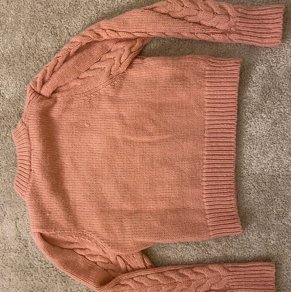 Jättemysig rosa stickad tröja från h&m, inte minsta stickig i materialet. . Stickat.