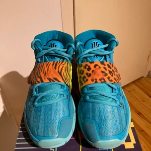 Nike Kyrie 6  - Jag har bara använt dem inomhus. Dem är fortfarande i mycket bra skick. Köparen står för frakten. 