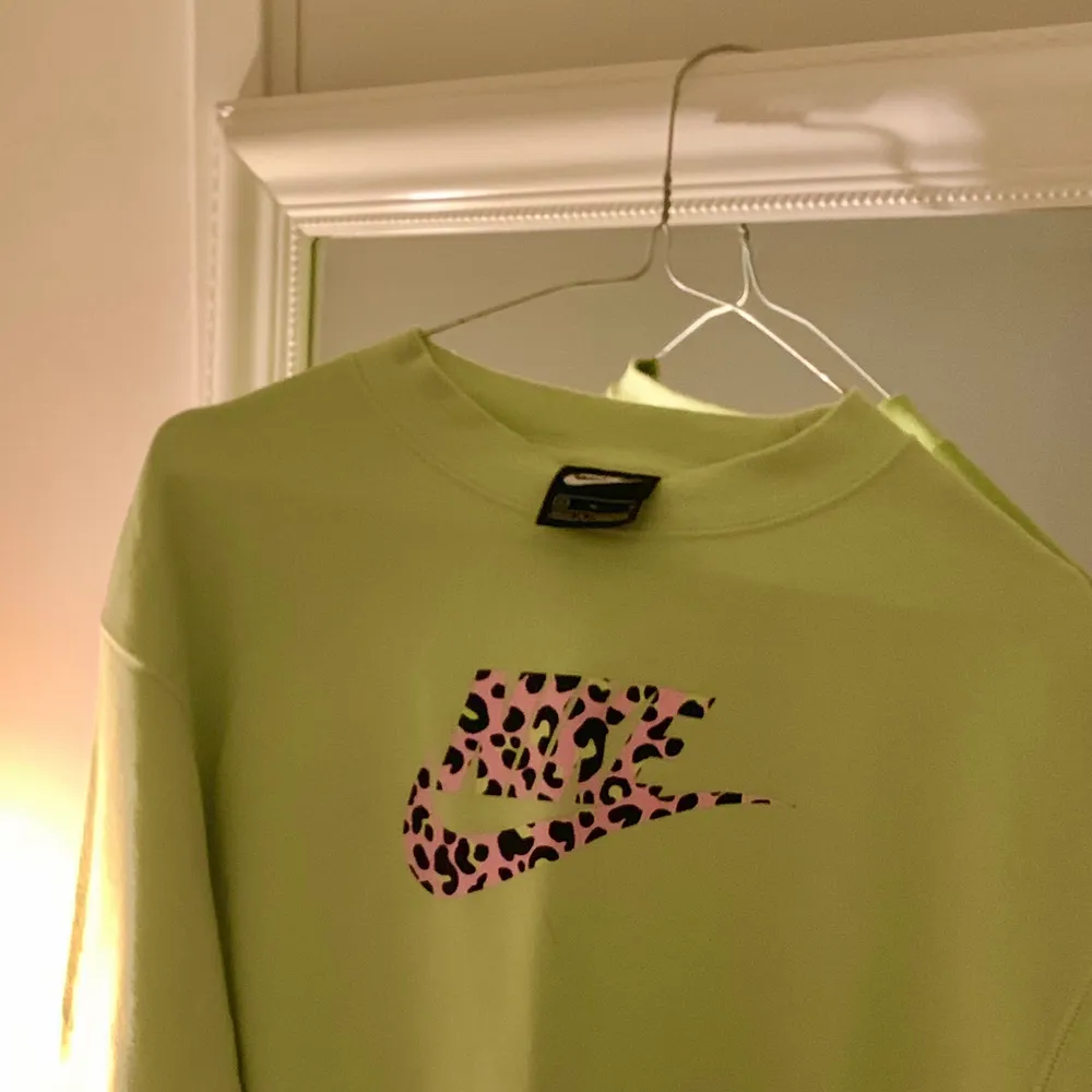 En sweatshirt som endast är testad, sedan har den endast legat orörd☺️ den är i en limegrön färg🌟 170kr, köpare står för frakt om så önskas💕 Stl. Medium. Otroligt skön invändigt! . Tröjor & Koftor.