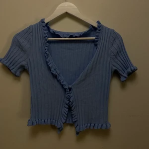 Blå kofta  - Blå liten kofta med knappar 