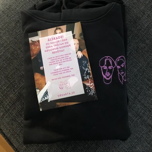 Hoodie - Hoodie från podcasten Ursäkta, använd en gång men tyvärr för liten för min smak. Storlek L men närmare en M.