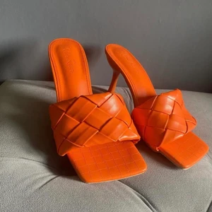 Klackar - Snyggaste orangea klackarna, men tyvärr lite för små för mig! Storlek 36.