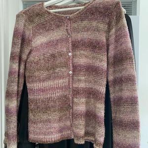 Stickad melerad kofta - Suuuperfin stickad kofta som jag skulle säga är i storlek M, helt oanvänd. Hade använt den om den var min stil! ❤️