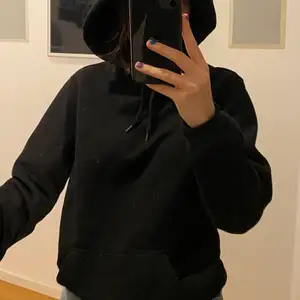 Vanlig svart hoodie 
