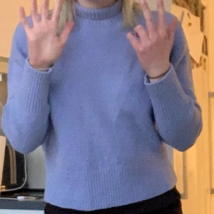 Blå/lila stickad tröja från & other stor - Blå/lila stickad tröja från & other stories