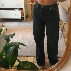 Raka jeans - Skitsnygga blåa jeans i superfint skick från monki i W25. Jag är 167! 