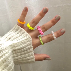Ringar✨ - Så fina vår ringar i härliga färger💕 har pärlat dom själv🌸 alla för 90 kr eller 20 kr styck✨ frakt kostar 12 kr oavsett hur många man köper💜