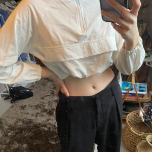 Vit tröja - Skitcool sportig tröja som köptes för ca 2 år sedan i Spanien och knappt använd, så den är i mycket bra skick. Kan justeras i midjan vilket gör att den sitter jättefint! Storlek L/XL men passar XS-M skulle jag säga. Kan mötas upp i Stockholm eller frakta! 