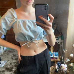 Ljusblå topp - Så gullig topp från Weekday i den finaste sommar färgen! Inköpt i somras men som ej kommer till användning. Perfekt till våren/sommaren. Går att justera i midjan. Kan mötas upp i Stockholm eller frakta!