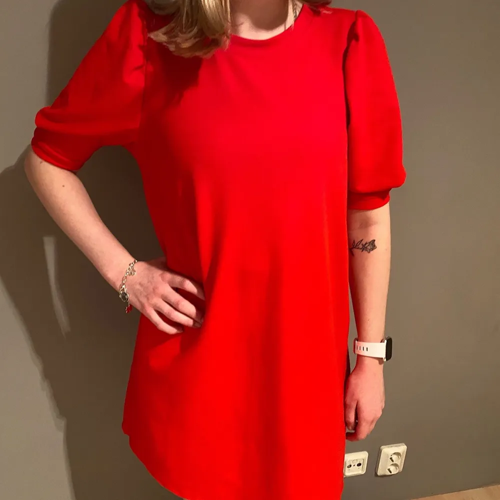 Röd klänning från Gina, stl S.. Klänningar.