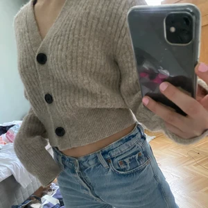 Sjukt fin kofta - Säljer denna riktigt fina kofta från &otherstories, då jag inte fått någon användning av den på sistone💞💞😝