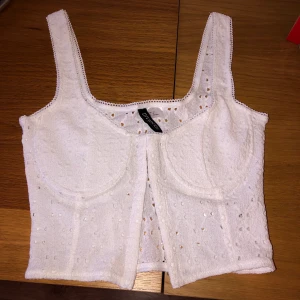 Vit topp🤍 - Nyköpt topp ifrån H&M som ej passa mig i stilen! Så säljs vidare🤎 Först till kvarn!!
