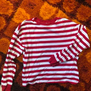 Randig långärmad - Vit- och rödrandig tunn långärmad topp från H&M, Storlek S. Väldigt fint skick då den knappt är använd. Går att mötas upp i Hagfors eller så skickas den med posten där köparen står för frakten!