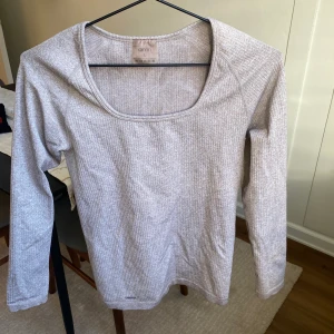 Träningstopp från aimn - Trendig och bekväm topp från AIMN. Storlek L men passar lika bra till en M.