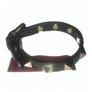 Valentino armband - Säljer mitt Valentino armband i nyskick. Kvitto, box och dustbag medföljer. Skriv privat för fler bilder! Kan sänka priset vid snabb affär