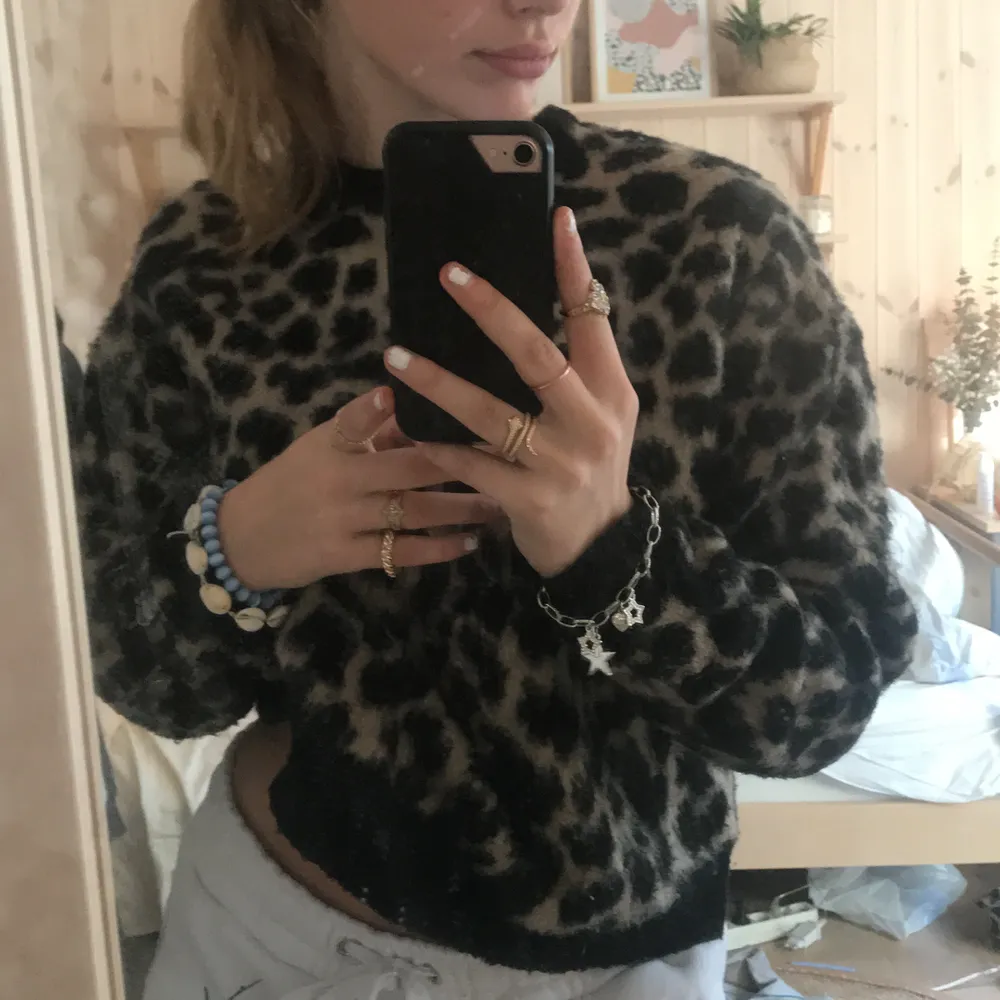 Jättefin leopard tröja. Säljer pågrund av att de inte riktigt är min stil längre💞 bra sick, är xs men sitter som s. Tröjor & Koftor.