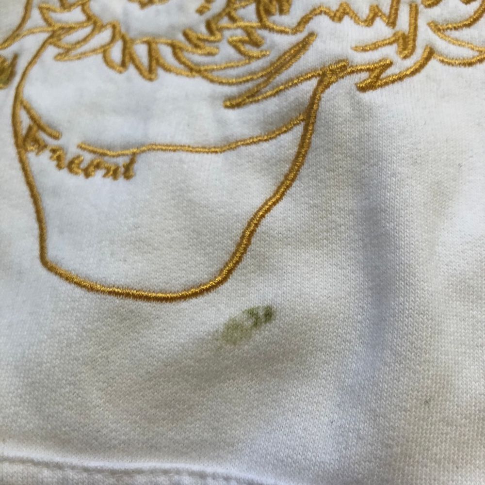 Säljer denna jättefina Vans x van Gogh hoodie som tyvärr inte blir lika mycket använd som jag hoppats. Väldigt fint skick, dock har det kommit en liten fläck på tröjan (se bild 3). Har inte testat ordentligt om den går bort i tvätten men skulle tro att med lite medel så försvinner den lätt! Storlek S. Går att mötas upp i Hagfors eller så skickas den med posten där köparen står för frakten! . Huvtröjor & Träningströjor.