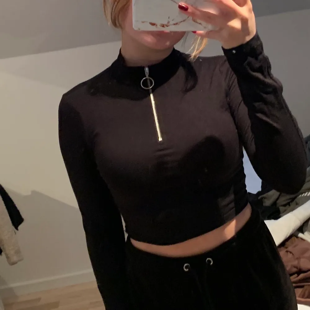 Topp från fashion nova med en dragkedja vid halsen. Väldigt basic och snygg. Frakt inräknat⚡️⚡️📦. Toppar.