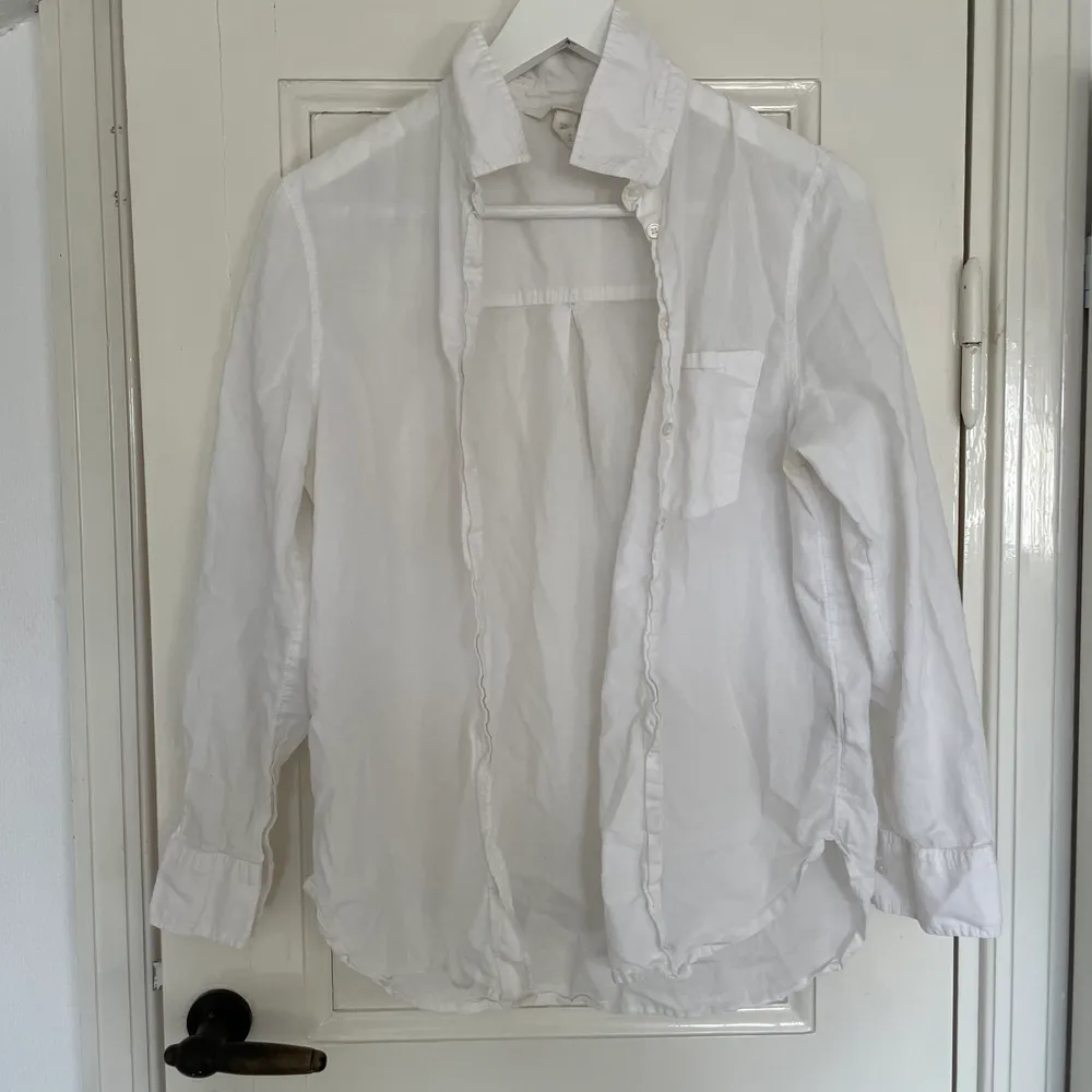 Vit skjorta från H&M strl 38. Säljer pga för liten, fint skick! Spårbar frakt med DHL inräknat i priset!!. Skjortor.