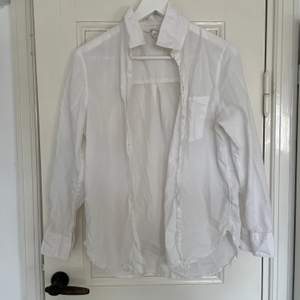 Vit skjorta från H&M strl 38. Säljer pga för liten, fint skick! Spårbar frakt med DHL inräknat i priset!!