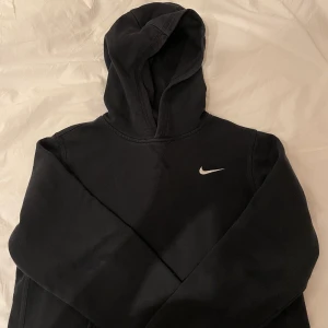 Svart Nike Hoodie  - Säljer denna Nike hoodie jag köpte här på Plick men aldrig har använt💋skriv vid frågor eller intresse💕köpare står för frakt!