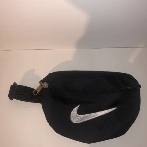 Nike väska Bumbag - Säljer min Nike väska som jag har köpt på second hand. Vet inte om den är äkta.