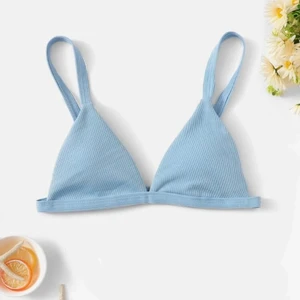 Bikini överdel  - Säljer denna fina blåa överdelen!💙 väldigt bra material inte tunt. Antingen med eller utan vadd, banden är justerbara👍🏼 en L men passar alla då man kan styra banden själva. Aldrig använd ❣️frakt står köparen för