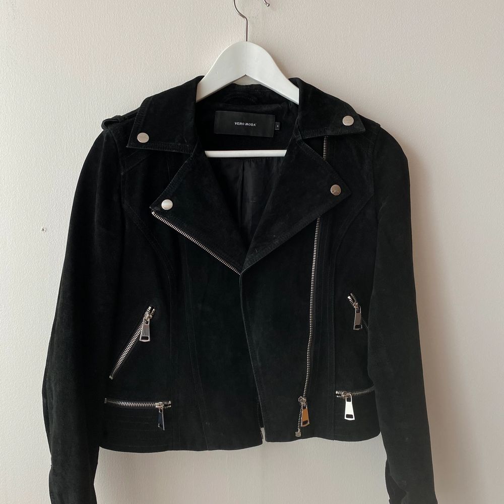 Svart vår/sommar jacka från Vero Moda. Säljer pga för liten. Storlek S. Lite små smutsig men går att fixa med en vanlig trasa. Ingenting tradigt. Kan mötas upp i Uppsala/Knivsta men går lika bra att posta. . Jackor.
