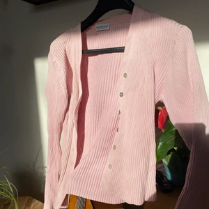 Rosa kofta - En baby rosa kofta i jätteskönt material. Knapparna skimrar lätt. 