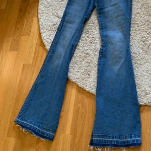 Boot Cut Jeans - Supercoola bootcuts med cool effekt vid fötterna (tup lite fransigt)💕🌸 Supersnygg passform🌸 Är storlek S men passar även M💕