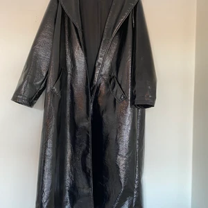 Lack / vinyl kappa - En oversize kappa i storlek L enbart testad. Skickas mot porto