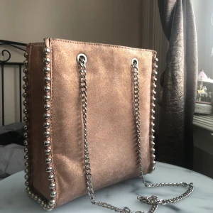 Väska från zara - Den här väskan är köpt från Zara. Har en jätte fin rose färg 😍 Endast använd ett par gånger 😌