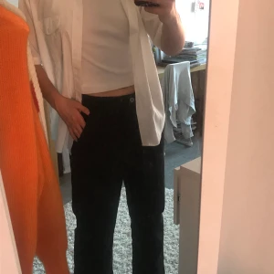 Svarta byxor från Carin Wester - Svarta byxor från Carin Wester, i storlek 38. Jag är ca 172cm och måste säga att de sitter mycket bättre på någon som är kortare! Nu kan de bli dina😜