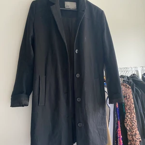 WeSC - WeSC kappa med skinndetaljer, strl M, Nypris: 1200kr