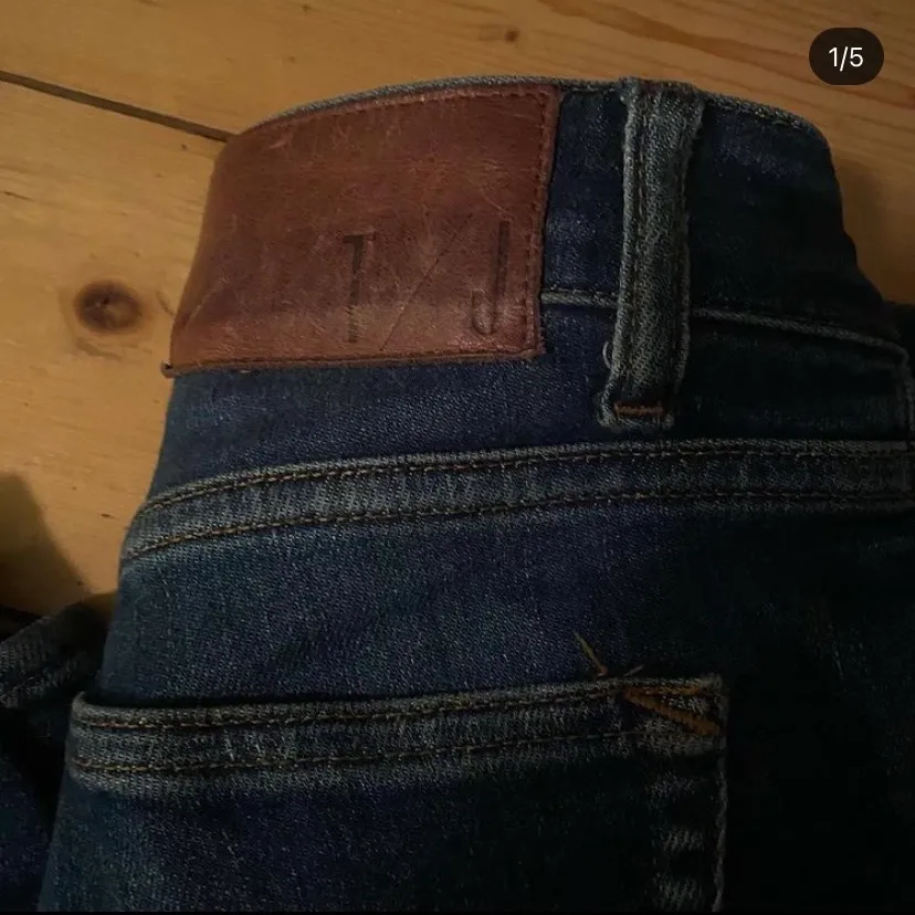 Säljer nu mina jätte fina jeans då dem tyvärr aldrig kommer till användning längre!. Jeans & Byxor.