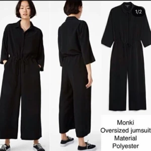 Smidig jumpsuit med vita kanter - Obs! Första bilden är lånebild, passformen är liknande fast kanterna är vita på min, har också fickor! Inköpspris 450kr