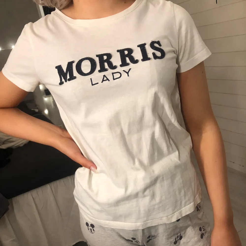 Säljer denna superfina T-shirten från märket Morris i storlek XS men passar även S. Tröjan är i fint skick och använd några gånger men sedan legat i garderoben.. T-shirts.