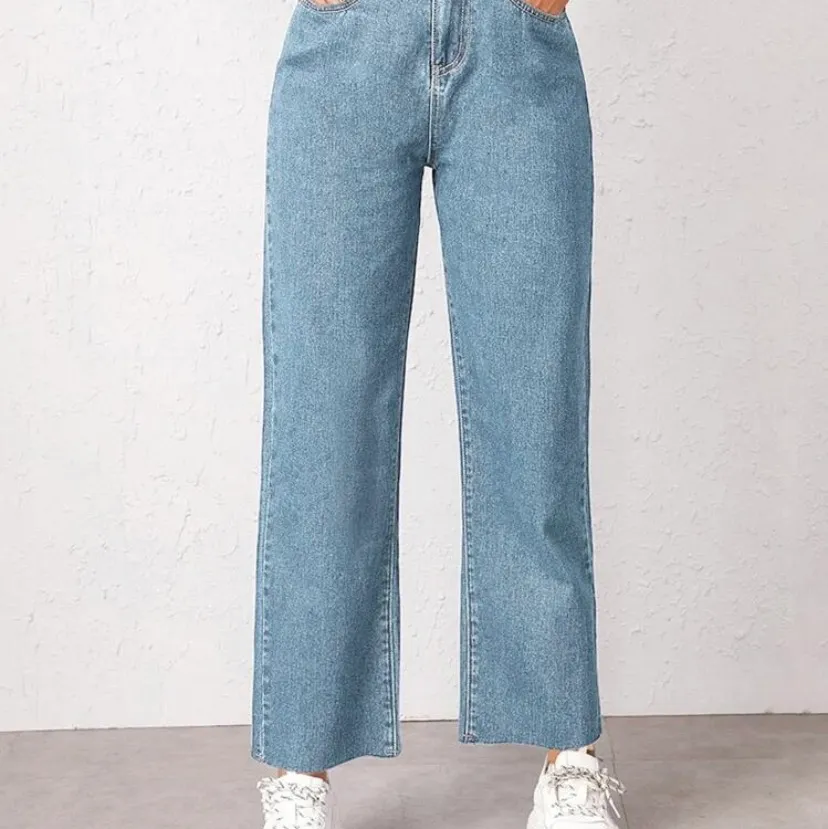 Ljusblå byxor - använda några gånger - sitter bra och är i bra sick. Skickar bättre bilder om någon är intresserad🤍. Jeans & Byxor.
