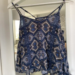 Topp från Vero Moda - Fin topp från Vero Moda i marinblått mönster. Är i storlek XS. Säljer pga att jag inte använder den längre, är använd ett fåtal gånger. 🤍💙🤍