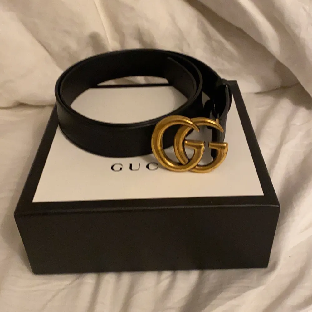 Äkta Gucci skärp köpt 2018 i Guccis butik i New York. Använt ett fåtal gånger, nästan i nyskick. Finns äkthets bevis. Nypris ca 5800 kr. . Accessoarer.
