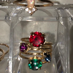 ring med stenar i olika färger - Ring från Monki i storlek S/XS lite liten för mig, drf aldrig använd! Jätte fin! Hör av er privat, vill få allt på min sida sålt😁