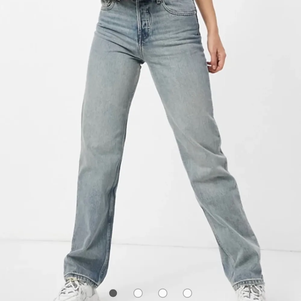 Snygga oanvända jeans som jag säljer eftersom de sitter lite tajt i låren på mig och hann inte skicka tillbaka dem. De är nästan helt slutsålda på Asos hemsida och nypris var 429kr. Hör av er till mig privat om ni har några frågor. Utgångspris 300kr+ frakt men det kan diskuteras. Första bilderna är lånade. ☺️. Jeans & Byxor.
