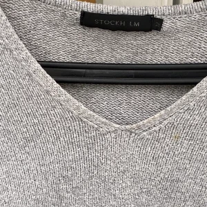 Stockh lm - Jätte fin långärmad tröja från stockh lm i storlek M, säljer för 50kr. Kan mötas upp i Helsingborg/Båstad men även frakta. Står ej för kostanden av frakt. Endast swich🤎