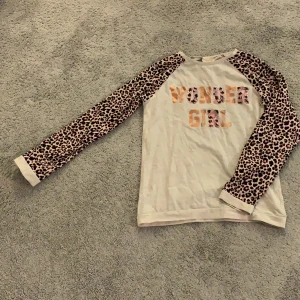 Superfin Långärmad tröja! - Väldigt fin långärmad tröja som inte kommit till användning så mycket o säljs på grund av att den blivit för liten! Fin kvalitet och köpt från LC Waikiki!